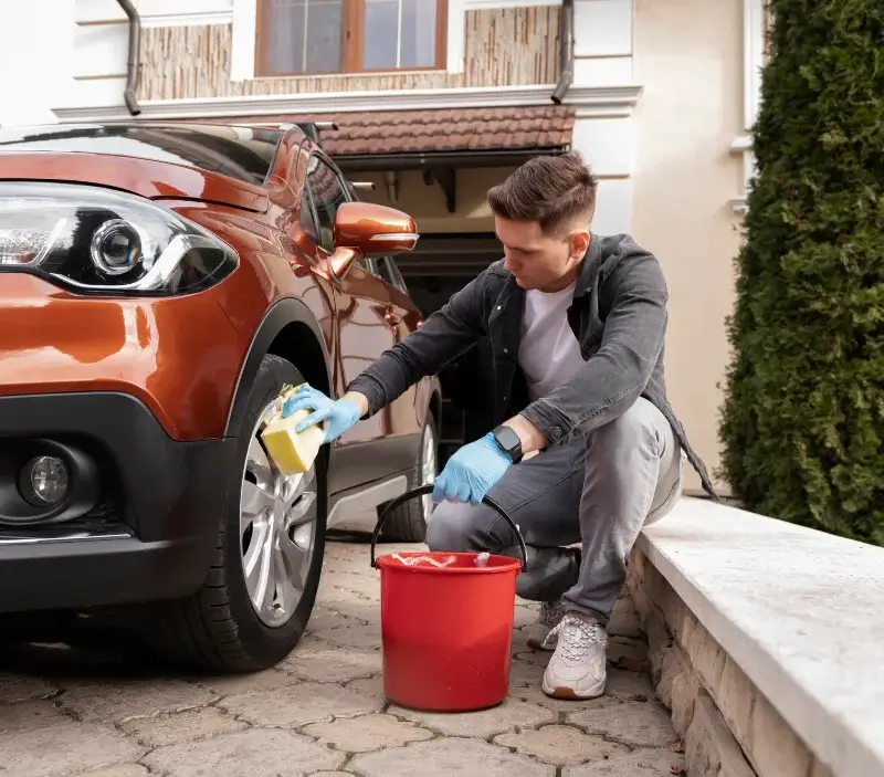 Lavage auto à domicile Merkwiller-Pechelbronn : professionnel intervenant sur un véhicule